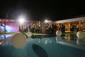 Noivos a cortar o bolo durante sessão de casamento na Quinta do Pátio