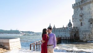 Casal a beijar-se durante sessão de namoro na Torre de Belém em Lisboa